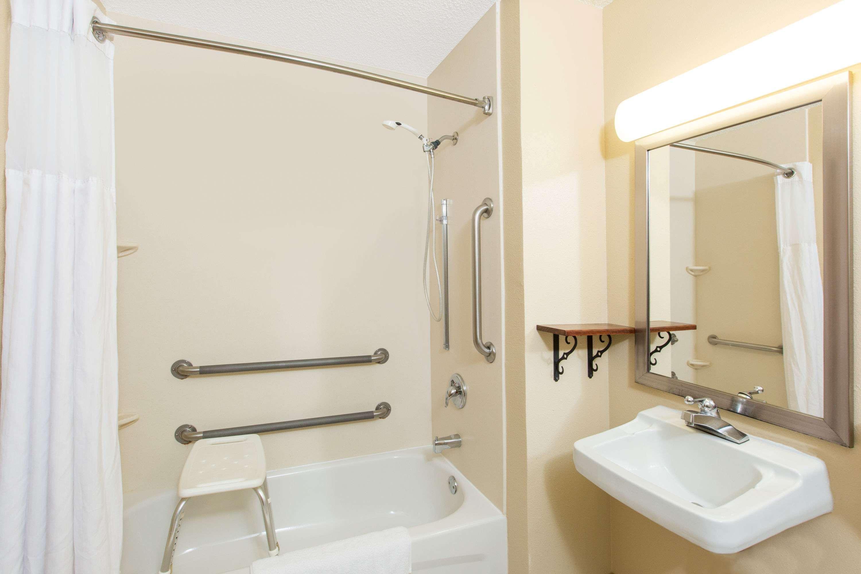 Super 8 By Wyndham Fairmont Hotel Ngoại thất bức ảnh