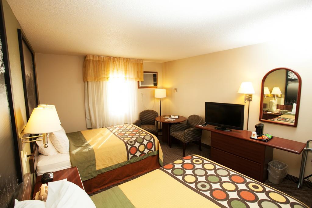 Super 8 By Wyndham Fairmont Hotel Ngoại thất bức ảnh